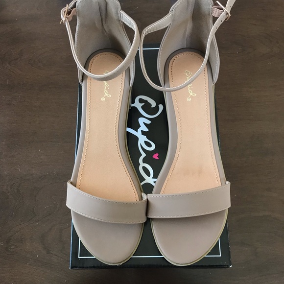 qupid block heel sandals